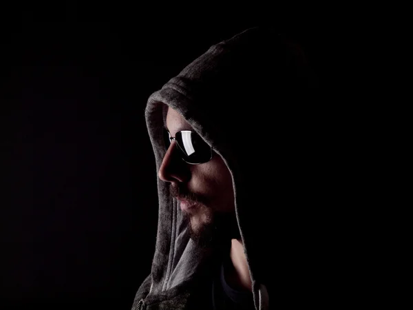 Sakallı bir adamın bir hoody ve güneş gözlüğü ile düşük anahtar görüntü — Stok fotoğraf