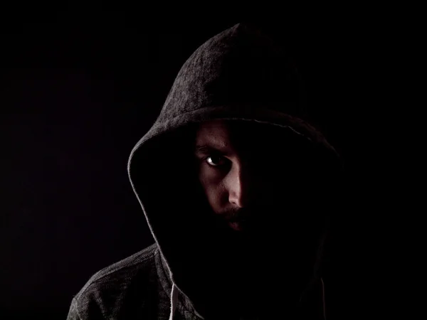 sakallı bir adam ile bir hoody düşük anahtar görüntü