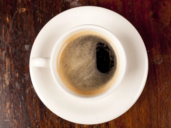 Вид сверху на чашку темно обжаренного кофе — стоковое фото