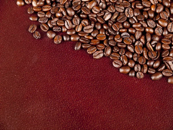 갓 어두운 볶은 커피 콩의 배경 — 스톡 사진