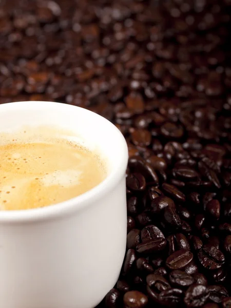 Tazza fresca di caffè torrefatto scuro con chicchi di caffè — Foto Stock