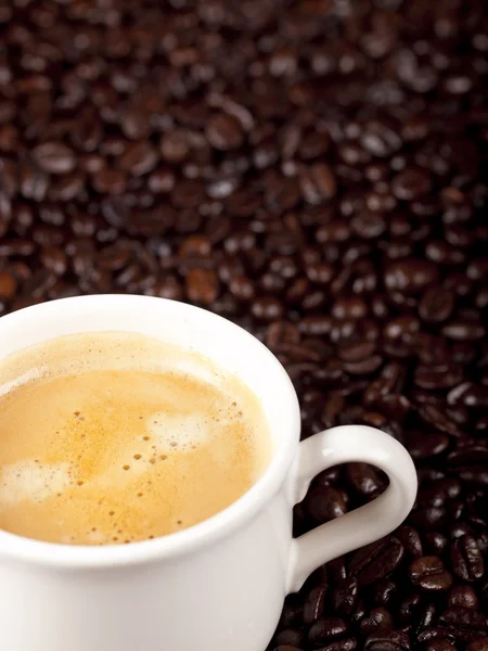 Tazza fresca di caffè torrefatto scuro con chicchi di caffè — Foto Stock