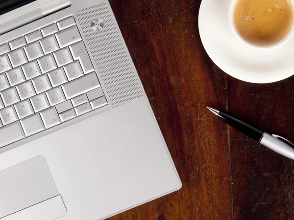 Современный ноутбук с чашкой кофе рядом — стоковое фото