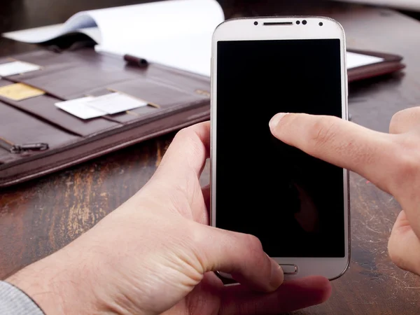 Carpeta de cuero antigua con papel en blanco y un teléfono inteligente — Foto de Stock