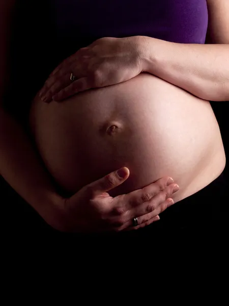 36 недель беременности молодая женщина держит ее голый живот — стоковое фото