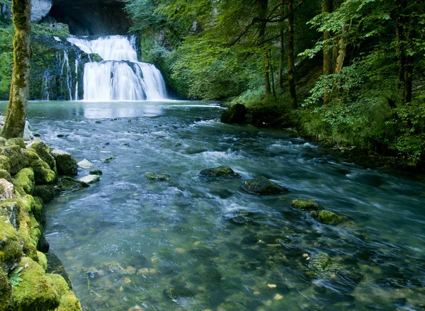 De lison bron waterval in doubs, Frankrijk — Stockfoto