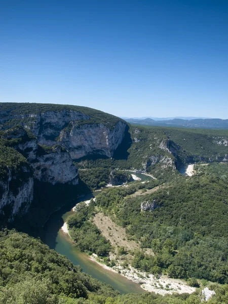 Un virage dans la célèbre rivière de la gorge d'Ardèche — Photo
