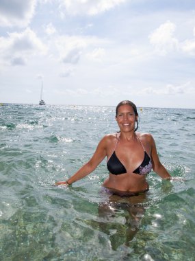 Yaz aylarında okyanusta yüzmeye bikini kız güzel