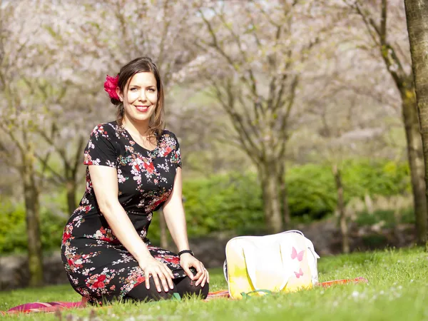 Mooi meisje genietend van de zon tijdens een picknick in het voorjaar — Stockfoto