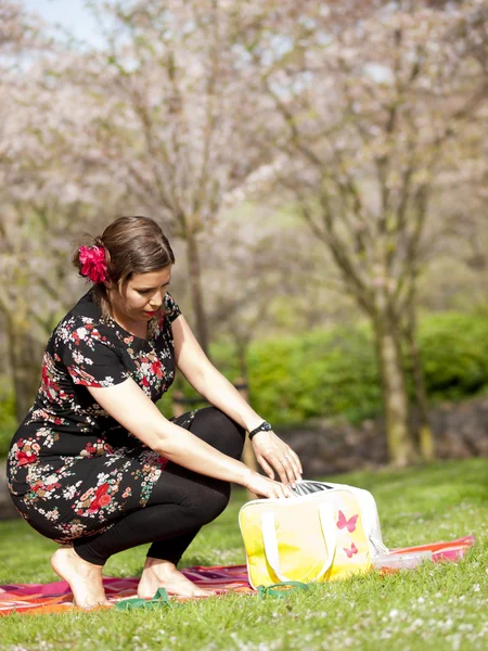 Mooi meisje genietend van de zon tijdens een picknick in het voorjaar — Stockfoto