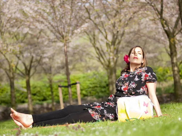 Mooi meisje genietend van de zon tijdens een picknick in het voorjaar — Stockfoto