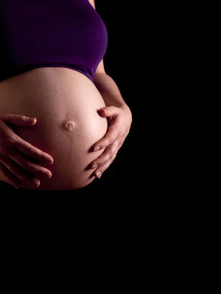 36 недель беременности молодая женщина держит ее голый живот — стоковое фото