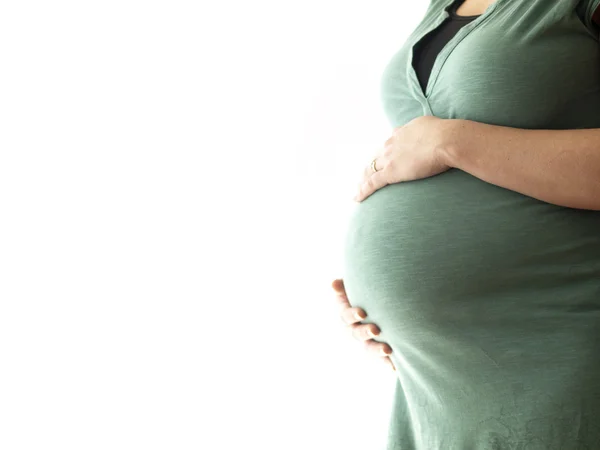 Zwangere jonge vrouw houden haar buik — Stockfoto