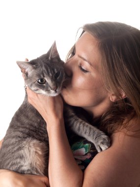 Öpüşme ve onun sevimli Gri kedi sevişme güzel esmer gülümseyen