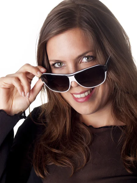 Hermosa morena sonriente mirando sobre sus gafas de sol — Foto de Stock