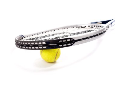 Sarı tenis top ve raket beyaz bir arka plan üzerinde izole