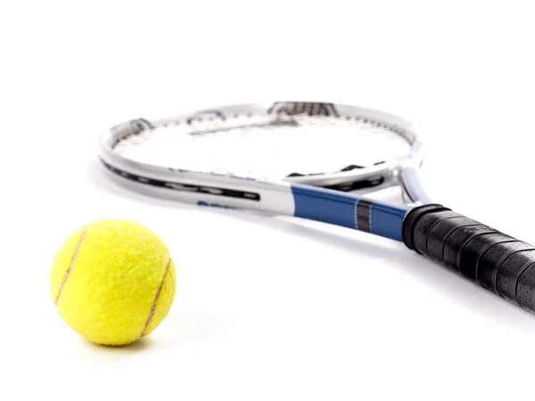 Balle de tennis jaune et raquette isolée sur fond blanc — Photo