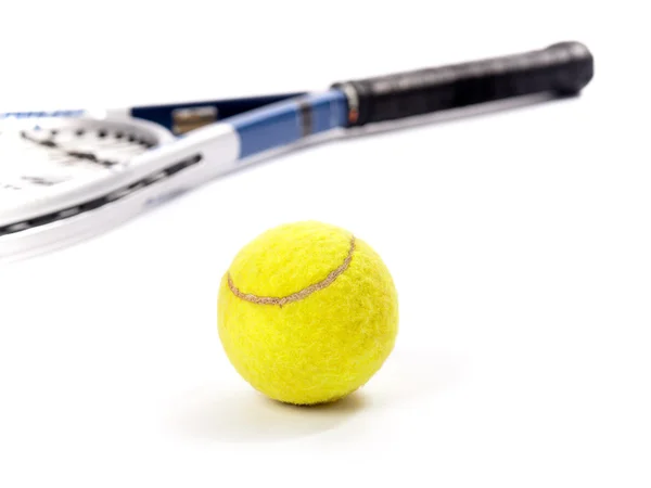 Gul tennisboll och racket isoleras på en vit bakgrund — Stockfoto