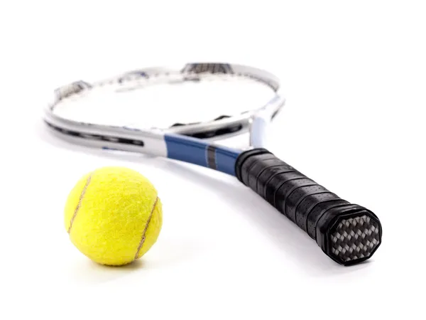 Balle de tennis jaune et raquette isolée sur fond blanc — Photo