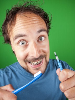 Diş telleri ve diş fırçası ile 30 yıl yaşlı adam