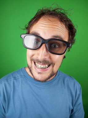 Otuz yıl yaşlı adam 3d gözlük ile a gülünç film izliyor