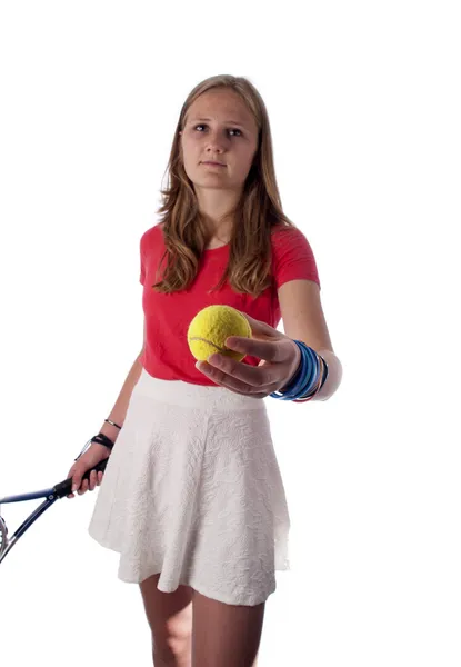 Jeune adolescente tenant une raquette de tennis et une balle (se concentrer sur la balle ) — Photo
