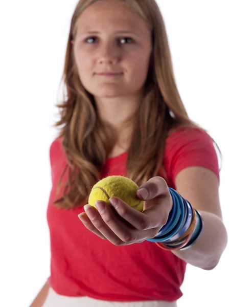 Jeune adolescente tenant une balle de tennis (se concentrer sur la balle ) — Photo