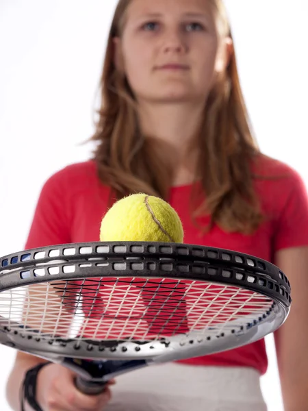 Jeune adolescente tenant une raquette de tennis et une balle — Photo