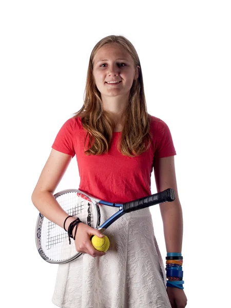 Jeune adolescente tenant une raquette de tennis et une balle — Photo