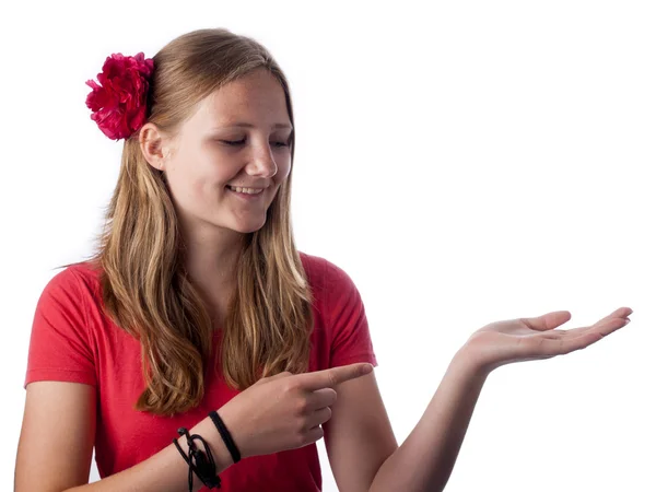 Glückliches Teenager-Mädchen, das etwas auf der Handfläche zeigt — Stockfoto