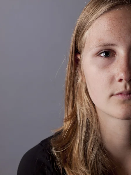 Jonge tiener meisje op zoek verdrietig of depressief — Stockfoto