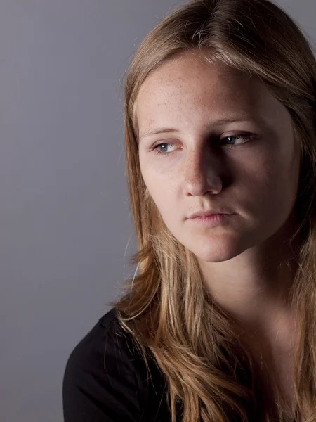 Junges Teenager-Mädchen sieht traurig oder deprimiert aus — Stockfoto