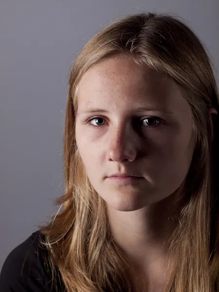 Jeune adolescente à l'air triste ou déprimé — Photo