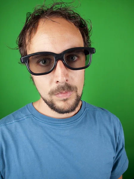 Dertig jaar oude man met een 3D-bril is een saai film kijken — Stockfoto