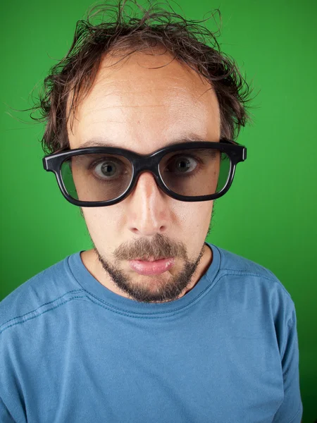 Trent'anni uomo con occhiali 3d guardando un film triste — Foto Stock