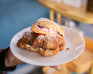 Lezzetli kruvasan krem peynir ve böğürtlen reçeli ile hazırlandı.