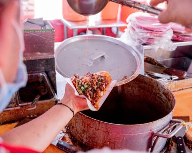 Meksika usulü kişniş, soğan ve baharatlı taco.