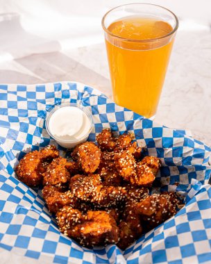 Teriyaki soslu nefis ekilmiş karides ve üzerine susam tohumu. Çiftlik ve bira ile servis ediliyor..