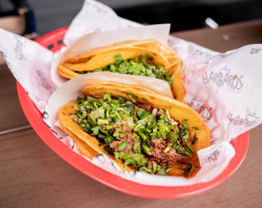 Meksika usulü kişniş, soğan ve baharatlı taco.