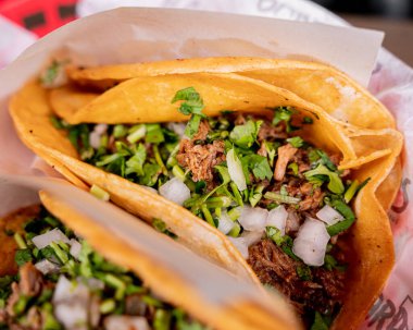 Meksika usulü kişniş, soğan ve baharatlı taco.