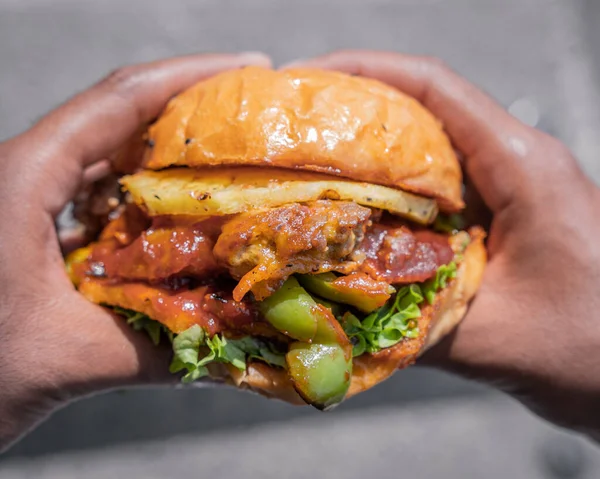 Deliciosa Apetecible Hamburguesa Estilo Barbacoa Con Carne Res Piña Chile —  Fotos de Stock