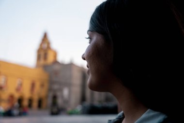 Latin bir kadın Meksika 'nın Pueblo büyüsünü gözlemliyor ve tanımaya çalışıyor. Kiliseler ve mimarlık üzerine düşünüyor.