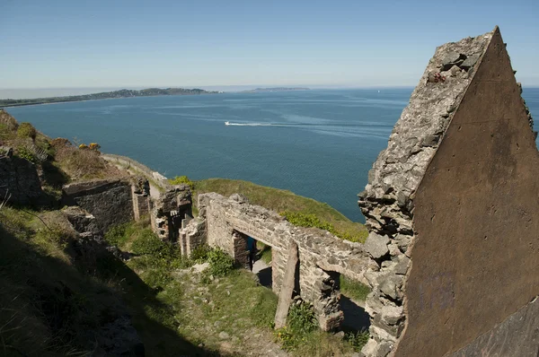 Ruïne op cliffwalk tussen bray en greystone, Ierland — Stockfoto