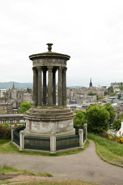 The Dugald Stewart Monument and the City of Edinburgh in the bac — Stock Photo, Image