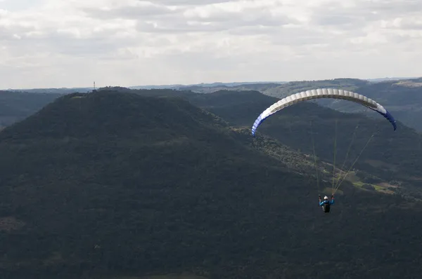 Ücretsiz uçan yamaç paraşütü rio Grande üzerinde yapmak sul, Brezilya Telifsiz Stok Imajlar