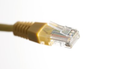 rj45 konnektör beyaz zemin üzerine sarı ağ kablosuyla