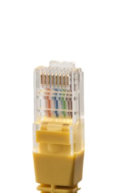 rj45 konnektör beyaz zemin üzerine sarı ağ kablosuyla