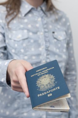 Brezilyalı bir pasaport tutan beyaz kadın