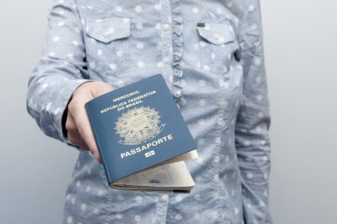 Brezilyalı bir pasaport tutan beyaz kadın
