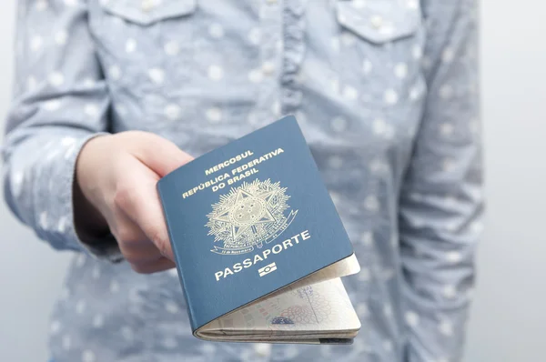 Femme caucasienne tenant un passeport brésilien — Photo